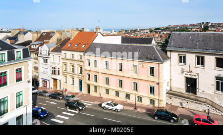 BOULOGNE-SUR-MER, FRANCE - 1 juillet 2010 : vue ci-dessus de personnes près de sous-préfecture sur rue Grande Rue à Boulogne-sur-Mer à partir de la ville de mur fortifié Banque D'Images