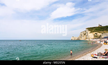 ETRETAT, FRANCE - 1 juillet 2010 : les gens sur la plage urbaine de la ville d'Etretat en Pays de Caux de Manche en été. Etretat est située en Seine-M Banque D'Images