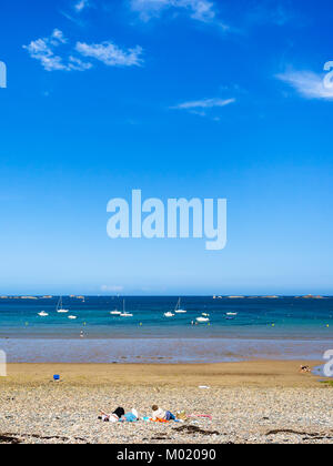 PLOUBAZLANEC, FRANCE - Le 3 juillet 2010 : les gens sur une plage de galets Plage de la Baie de Launay sur l'anse de la baie de Launay de manche dans la région de Paimpol C Banque D'Images