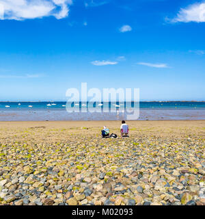 PLOUBAZLANEC, FRANCE - Le 3 juillet 2010 : les vacanciers sur la plage Plage de la Baie de Launay sur l'anse de la baie de Launay de manche dans la région de Paimpol Lit bébé Banque D'Images