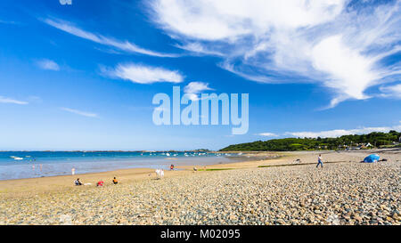 PLOUBAZLANEC, FRANCE - Le 3 juillet 2010 : les touristes sur la plage Plage de la Baie de Launay sur l'anse de la baie de Launay de manche dans la région de Paimpol Côtes- Banque D'Images