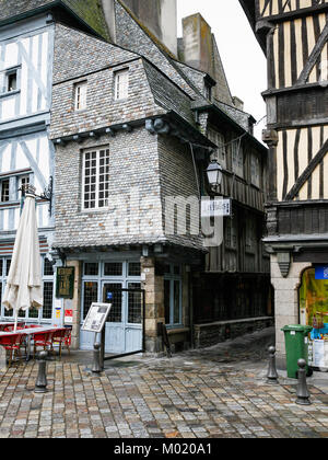 DINAN, FRANCE - 5 juillet 2010 : des maisons médiévales sur la Place des carrés 82527 à Dinan ville dans la pluie. Dinan est une ville fortifiée, située dans les Côtes-d'Ar Banque D'Images