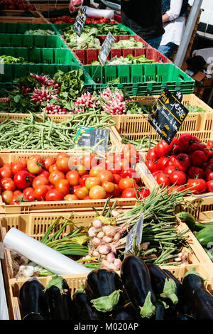 PAIMPOL, FRANCE - 6 juillet 2010 : les gens proche du calage sur les légumes du marché local en plein air dans la ville de Paimpol. Paimpol est une commune française, située dans le Côtes-d'Armor m inistères Banque D'Images