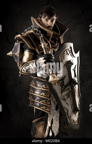 Jeune homme avec cosplay costume chevalier fantasy Banque D'Images