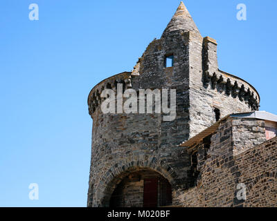 Vitré, FRANCE - Le 7 juillet 2010 : tour de château médiéval château de Vitré en journée d'été. Le premier château en pierre a été construit par le baron Robert Ier de Vitré Banque D'Images