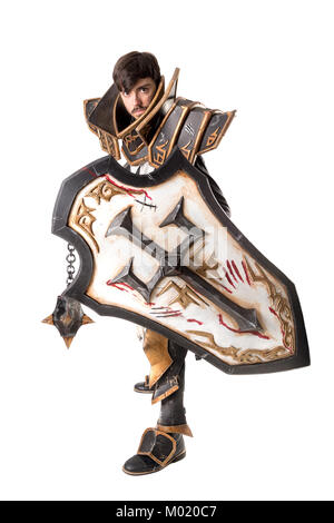 Jeune homme avec cosplay costume chevalier fantasy Banque D'Images