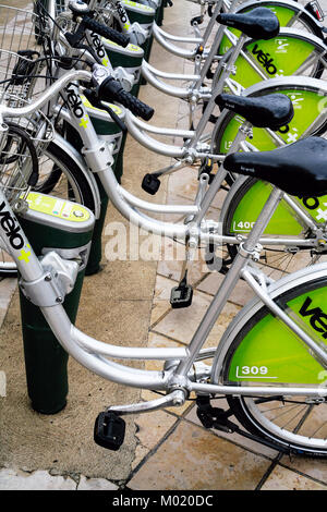 Orléans, France - le 9 juillet 2010 : Un parking à vélos urbains sur la Place du Martroi à Orléans city. La Nouvelle-Orléans est la capitale du Loiret et de la Banque D'Images