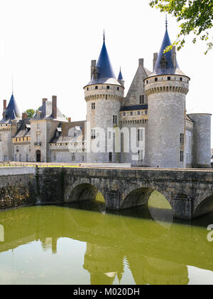 SULLY-SUR-LOIRE, FRANCE - 9 juillet 2010 : vue sur château Chateau de Sully-sur-Loire avec pont au-dessus de douves. Le fort est situé à château Renaissance dans le remorquage Banque D'Images