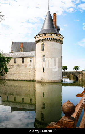 SULLY-SUR-LOIRE, FRANCE - 9 juillet 2010 : vue sur château Chateau de Sully-sur-Loire à partir de pont. Le fort est château Renaissance situé dans la ville de Sully Banque D'Images