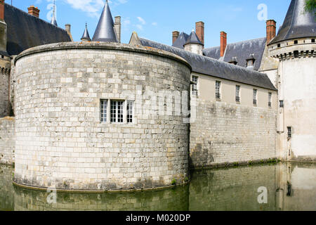 SULLY-SUR-LOIRE, FRANCE - 9 juillet 2010 : l'extérieur du château Chateau de Sully-sur-Loire. Le fort est château Renaissance situé à Sully-sur-Loire ville Banque D'Images