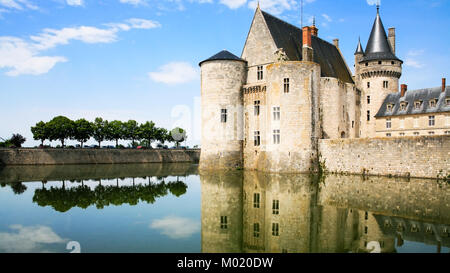 SULLY-SUR-LOIRE, FRANCE - 9 juillet 2010 : château Chateau de Sully-sur-Loire sous ciel bleu. Le fort est château Renaissance situé à Sully-sur-Loire à Banque D'Images