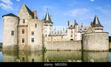 SULLY-SUR-LOIRE, FRANCE - 9 juillet 2010 : édifice du château Chateau de Sully-sur-Loire. Le fort est château Renaissance situé à Sully-sur-Loire ville j Banque D'Images