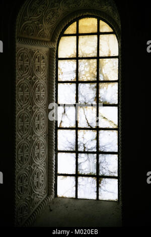 GERMIGNY-DES-Prés, FRANCE - Juillet 9, 2010 : l'albâtre windows dans l'ancienne église oratoire carolingien. L'église date du début du ixe siècle et est Banque D'Images