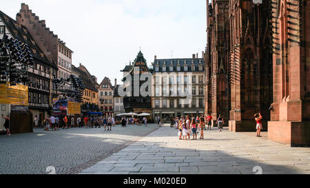 STRASBOURG, FRANCE - 10 juillet 2010 : les touristes sur square Place de la Cathedrale près de l'entrée de la cathédrale. Cathédrale Catholique Romaine a été construite en 1015-1 Banque D'Images