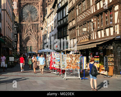 STRASBOURG, FRANCE - 10 juillet 2010 : personnes près de une boutique sur la rue Mercière Rue en face de la cathédrale de Strasbourg. Cathédrale Catholique Romaine a été construit Banque D'Images