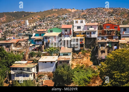 Vue sur les toits de maisons à Valparaiso, Chili suburb pauvres Banque D'Images