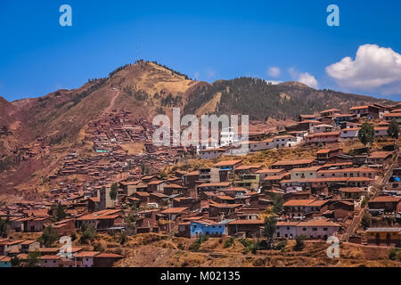 Vue aérienne de la red de toits de bâtiments à Cusco, Pérou Banque D'Images