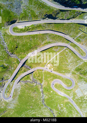 Vue aérienne de la route sinueuse Transfagarasan en Roumanie Banque D'Images