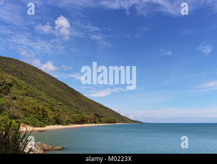 L'aspect plus au nord à vue à Ellis Beach sur la route panoramique de Captain Cook Highway à Port Douglas à partir de Cairns dans le nord du Queensland tropical Banque D'Images