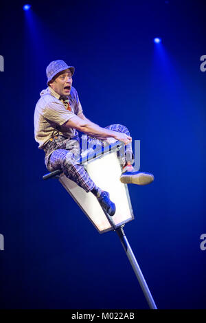 Essen, Allemagne. 15 Jan, 2018. Feuerwerk der Turnkunst - Tour 2018 - aura, l'acrobatie et de gymnastique, à Rittal-Arena Wetzlar. Ici : Noah Chorny, USA, pôle vertical climber et comédie acrobat performing son acte "La Lanterne" plus léger à cinq mètres de haut mât . Crédit : Christian Lademann Banque D'Images