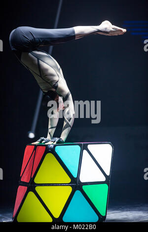 Essen, Allemagne. 15 Jan, 2018. Feuerwerk der Turnkunst - Tour 2018 - aura, l'acrobatie et de gymnastique, à Rittal-Arena Wetzlar. Ici : Sergey Timofeev, Ukrainien handbalancer sur portez un Rubik's cube. Crédit : Christian Lademann Banque D'Images