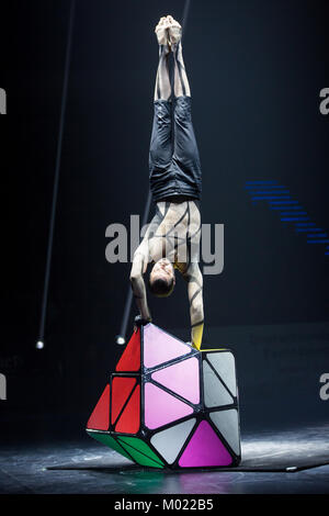 Essen, Allemagne. 15 Jan, 2018. Feuerwerk der Turnkunst - Tour 2018 - aura, l'acrobatie et de gymnastique, à Rittal-Arena Wetzlar. Ici : Sergey Timofeev, Ukrainien handbalancer sur portez un Rubik's cube. Crédit : Christian Lademann Banque D'Images