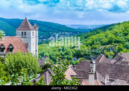 Vue partielle de la vallée du Lot à partir de la plus haute des bâtiments du village de Saint Cirq Lapopie Banque D'Images