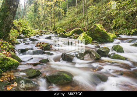 Le flux de la rivière avec des roches moussues Bouchot dans les Vosges, près de Vagney, France. Une longue exposition shot.. Banque D'Images