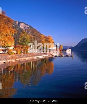 Village de Pertisau en automne, Achensee, Tyrol, Autriche. Banque D'Images