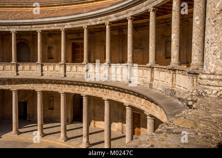 Grenade, Andalousie / ESPAGNE - 16 octobre 2017 : Ancienne COLONNADE Banque D'Images