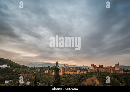 Grenade, Andalousie / ESPAGNE - 16 octobre 2017 : VUE SUR LA COLLINE DE L'ALHAMBRA Banque D'Images