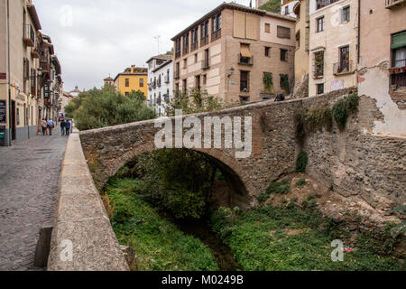 Grenade, Andalousie / ESPAGNE - 16 octobre 2017 : PONT DE PIERRE Banque D'Images