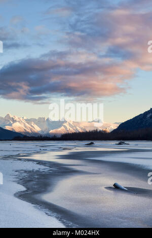 Rivière Chilkat avec les montagnes de la Chaîne Côtière du sud-est de l'Alaska, près de Haines avec un coucher de soleil d'hiver. Banque D'Images