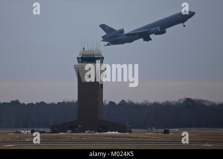 Un U.S. Air Force KC-10 Extender de la 305e Escadre de mobilité aérienne décolle du Joint Base McGuire-Dix-Lakehurst, New Jersey), 11 janvier 2018. Banque D'Images