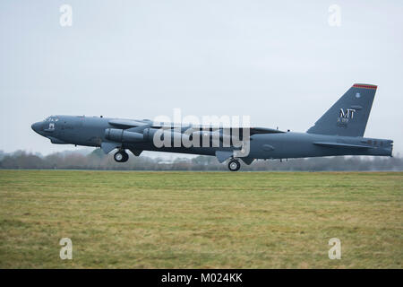 Un B-52H Stratofortress affecté à Air Force Global Strike Command décolle du RAF Fairford, Angleterre, le 11 janvier 2018. Banque D'Images