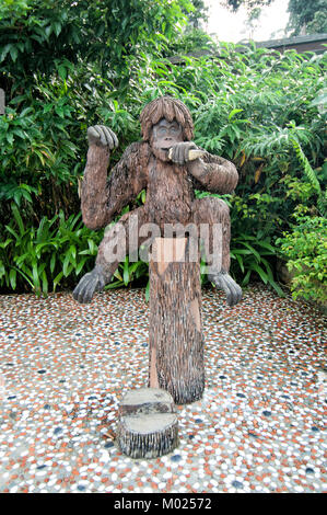 Statue de Orangutan près du centre de réhabilitation des Orang-outans de Sepilok, Bornéo, Sabah, Malaisie Banque D'Images