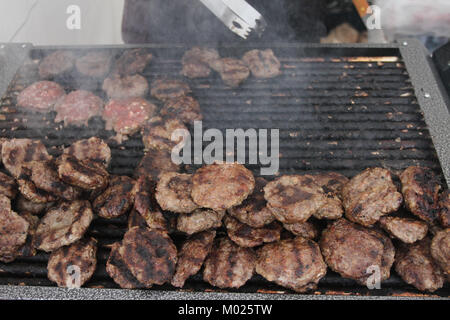 Boulettes de viande fraîche, de saucisses grillées et de hot dogs à l'extérieur sur un gril à gaz. Les boulettes de viande sur un barbecue.Des boulettes et les saucisses sur un grill électrique. Banque D'Images