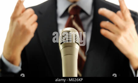 Des problèmes de mise au point un homme parle à l'avant du microphone Banque D'Images