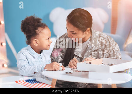 Mère et fille heureux joyeux faisant Jigsaw Puzzle Banque D'Images