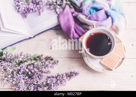 Tasse de thé, biscuits, et lilas fleur sur table en bois à partir de ci-dessus. Beau petit-déjeuner. Mise à plat style avec copie espace Banque D'Images