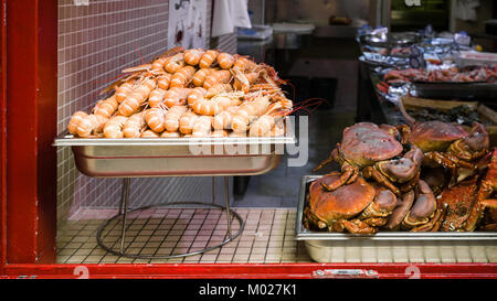 Voyage en France - fruits de mer frais locaux ( langoustines et crabes) dans l'air extérieur de la fenêtre fish shop dans la ville de Tréguier dans les Côtes-d'Armor département de Br Banque D'Images