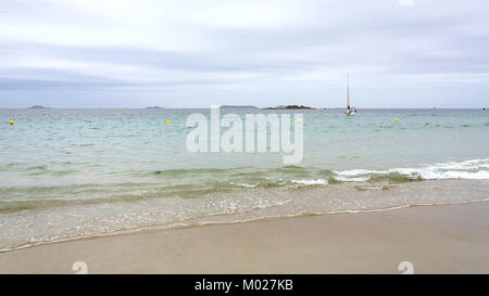 Voyager en France- bateau près de la plage de sable Plage de Trestrignel à Perros-Guirec ville de la Côtes-d'Armor en Bretagne par temps couvert journée d'été Banque D'Images