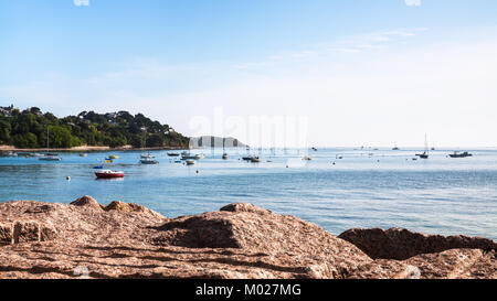 Voyage en France - bateaux près de la plage de Saint-Guirec de Perros-Guirec située sur la côte de granit rose des Côtes-d'Armor dans le nord de la Bretagne je Banque D'Images