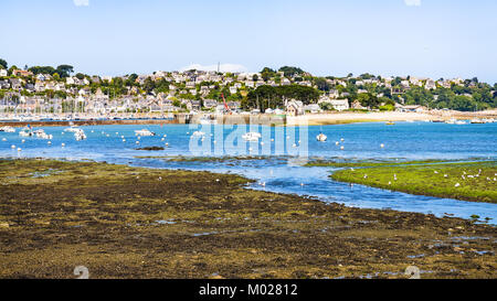 Voyage en France - avis de la commune de Perros-Guirec à travers la rivière de l'estuaire de la baie de Kerduel et Anse de Perros en Côtes-d'Armor au nord de B Banque D'Images