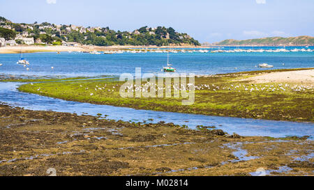 Voyage en France - vue de Perros-Guirec ville par la rivière de l'estuaire de la baie de Kerduel et Anse de Perros en Côtes-d'Armor au nord de Brit Banque D'Images