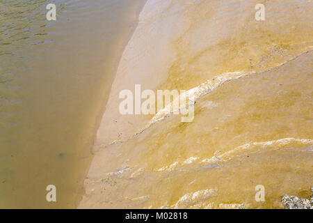 Voyage en France - la banque de la rivière Jaudy oozy en Côtes-d'Armor de la Bretagne, dans la journée d'été ensoleillée Banque D'Images