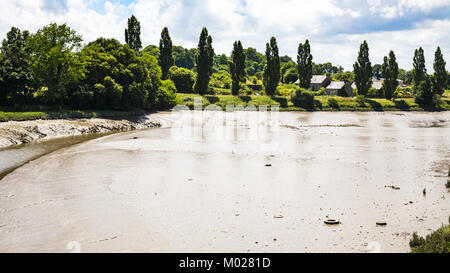 Voyage en France - de la rivière Jaudy boueux près de la Roche-Derrien village de Côtes-d'Armor de la Bretagne, dans la journée d'été ensoleillée Banque D'Images