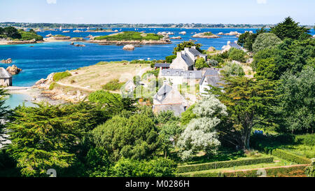 Voyage en France - voir ci-dessus des maisons de campagne sur la côte de l'océan dans la région de Bréhat située à Ile-de-Bréhat île en Côtes-d'Armor Bretagne en su Banque D'Images