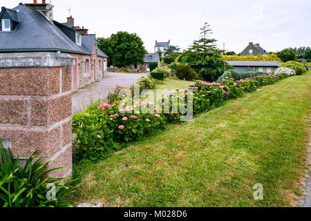 Voyage en France - rue avec parterre à Ploubazlanec région commune de Paimpol en Côtes-d'Armor de la Bretagne en été eveining Banque D'Images