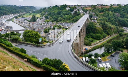 Voyage en France - au-dessus de la ville de Dinan sur la Rance du belvédère rive à la Promenade de la Duchesse Anne de la Cathedrale (jardin anglais) Banque D'Images